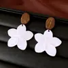 Brincos pingente de flor em concha de madeira com agulha de prata para mulheres, design de nicho com uma vibe artística de alta qualidade, brincos femininos versáteis e estilosos