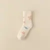 Calcetines de coralina sin pelusa para mujer al por mayor otoño e invierno estrella simple media felpa calcetines de casa para dormir calcetines para el suelo calcetines de postparto