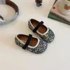 Zapatos casuales de suela blanda para niños 2025 Verano Nuevo estilo Zapatos para caminar para niños pequeños Zapatos de moda de princesa con diamantes de imitación para niñas Zapatos de cuero