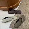 Chanclas retro con remaches Chuyuji para mujer, sandalias de dedo con suela plana para uso en exteriores, sandalias casuales de playa estilo vacacional