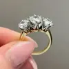 Anel de Zircônia Redonda Bicolor com Seis Garras Inlaid Estilo Luxo Leve Cao Shi para Mulheres, Acessórios Estilo High-End Taobao