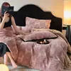 Lujoso juego de ropa de cama de cuatro piezas bordado de terciopelo de leche, funda de edredón de forro polar coral cálido de invierno, ropa de cama antiestática