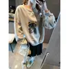 Además, el nuevo y divertido pañuelo de cabeza amarillo estilo coreano de otoño con estampado de gato negro, sudadera holgada de cuello redondo MQ1723