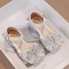 Sandálias Infantis 2026 Verão Novo Estilo Sapatos de Princesa com Strass Sapatinhos de Bebê com Solado Macio Sapatos de Cristal para Crianças Maiores Sandálias Fechadas