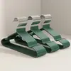 Cabides reforçados e maiores para uso doméstico, ideais para dormitórios estudantis, antiderrapantes e que não deixam marcas, perfeitos para secar roupas de adultos.