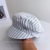 Gorra de Pliegues Retro Rayada Blanca Versátil para Mujer, Estilo Primavera y Verano, Gorra de Béisbol Adelgazante, Moda Coreana Gorra de Equitación