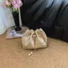 Bolso bandolera de cadena de perlas suave estilo coreano para mujer, bolso tipo cubo con cordón en relieve, bolso de hombro simple y versátil
