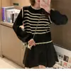 Suéter feminino da moda com gola redonda, costura de chifon, falso duas peças, manga longa, listrado, curto, afina a silhueta, para primavera e verão