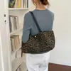 Bolso de hombro minimalista y versátil de estilo coreano transfronterizo, que irradia un ambiente sofisticado y retro, con un diseño de estampado de leopardo y ofreciendo una gran capacidad como bolso de mano.