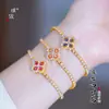 Mismo estilo que Puzuo Gold Shop, pulsera de trébol de cuatro hojas en oro arenado con diamantes completos para mujer, sensación de lujo ligero de alta gama, joyería de mano de la suerte, regalo para novia