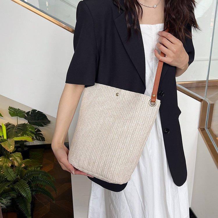编织包女包新款潮2024夏草编简约百搭小清新水桶包个性单肩斜