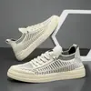 Sapatos Masculinos Primavera e Verão Novo Estilo Respiráveis Casuais Sapatos Esportivos Externos de Malha Fina Masculinos Tênis Slip-On Masculinos