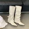 Primer Encuentro Ji Botas Apiladas Puntiagudas con Hebilla Plisadas para Mujer Tacón Grueso Estilo 2026 Estilo Punk Botas de Montar Estilo Callejero Tacones Altos Chica Caliente