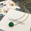 [10] Exquisito colar de cristal colorido em forma de triângulo de alta qualidade, personalizado, micro-incrustado, com múltiplos cortes, para o terno feminino