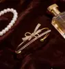 Pulseira Cruzada Europeia e Americana com Laço Duplo e Diamantes, Luxo Leve, Moda de Alto Padrão, Design Estiloso, Joias para Atacado