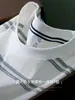 Elegante Camiseta a Rayas Azul Marino para Hombre Estilo Oficina Verano 2026 Algodón Suave con la Piel Transpirable Fresca Top Casual