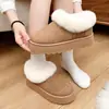 Botas de neve femininas com sola grossa para o inverno de 2026, forradas com fleece e espessadas para aquecimento, perfeitas com vestidos, sapatos de algodão felpudo, design de calçar e botas de algodão antiderrapantes