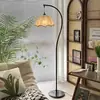 Lámpara de pie para sala de estar estilo vintage, mesita auxiliar pequeña con estante de almacenamiento junto al sofá, mesita de noche estilo francés para dormitorio con lámpara de mesa integrada