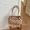 Bolso de mano elegante y a la moda con un diseño de alta gama, que cuenta con una gran capacidad y un aspecto simple y elegante, perfecto para mujeres en la colección de otoño de 2026, ideal para ir al trabajo