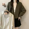 Las mujeres de talla grande lucen geniales con esta camisa de principios de otoño, perfecta para un atuendo relajado y elegante.. Es un diseño de dos piezas falso con cuello en V y mangas largas