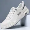 Zapatos Casuales de Hombre para Primavera 2026 Zapatos Blancos de PU Moda Tendencia Versátiles Tenis de Suela Gruesa Zapatos Casuales de Tabla Zapatos de Moda