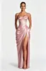 Vestido de Noite Plissado em Cetim Europeu 938W Alças Finas Fenda Alta Vestido Longo Baile Festa de Casamento Vestido de Madrinha