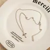 Collar de Cadena para Clavícula de Mujer Color Café con Colgante de Cruz Dorada, Corazón y Flor, Lujo Ligero, Exquisito, Versátil, Sentido de Alta Gama, Nuevo Estilo 2026