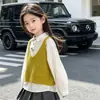 Conjunto de Camisa e Colete de Menina para Primavera 2026 Novo Estiloso para Crianças Médias e Grandes Primavera e Outono Conjunto de Três Peças com Saia Plissada