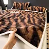 Colcha gruesa de pelo de conejo para invierno, colcha acolchada estilo tatami retro y juego de sábanas con forro polar (conjunto de tres piezas)