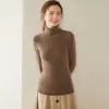 Suéter de Cashmere Feminino Bai Cai Rong Outono/Inverno 2026 com Gola Alta Canelada, Design Versátil, Tricô de Lã
