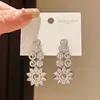 Pendientes de Botón Redondos Florales de Circonita Estilo Corte Aguja Plateada, Únicos y Elegantes, Artesanía Pesada, Lujo Ligero, Nicho, Pendientes de Gama Alta