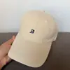 Gorra de béisbol con bordado de letra de principios de otoño 2026, circunferencia de cabeza grande, disponible para venta al por mayor, accesorio de moda para mujer, gorra con visera para proteger del sol