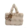 Bolsa de pelúcia, bolsa tote de grande capacidade para mulheres, moda em lã de cordeiro, design fofo, versátil para meninas, bolsa de pelúcia