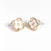 Pendientes Cruzados de Otoño e Invierno Lujo Ligero con Tachuelas de Diamante Flor de Cuatro Hojas Hueca Pendientes Estilo Nuevo 2026 Diseño de Nicho Venta al por Mayor
