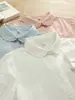 Camisa Branca de Manga Curta em Gaze de Algodão Dupla Camada com Gola Peter Pan e Acabamento em Renda - Moda Artística Fresca e Doce para Mulheres - Verão 2026