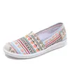 Sapatos de Lona Femininos de Pequim Antiga Primavera e Outono Sapatos Rasteiros para Mães Slip-On Sapatos de Trabalho Casuais Respiráveis Sapatos Pós-Parto para Homens