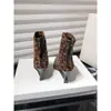 Colección nueva 2025 europea y americana: botines sexys de gamuza con punta y estampado de leopardo, botas de corte ajustado, botas de moda de tacón alto para mujer