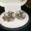 Brincos de Pérola Flor de Diamante com Tachas Prateadas, Brincos Vintage de Nicho de Luxo, Brincos Retrô de Luxo Leve para Mulheres