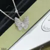 Collar de Cuatro Hojas Rosa de Nácar con Mariposa de Alta Gama para Mujer, Cadena para Clavícula, Oro V, Regalo para Novia o Mejor Amiga, Diseño de Nicho de Lujo Ligero
