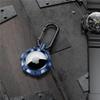 Adecuado para Apple AirTags Dispositivo Antiperdido Patrón de Fibra de Carbono Hebilla de Montañismo Rastreador de Posicionamiento Bluetooth para Exteriores Cubierta Protectora