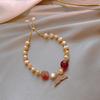 Pulsera de perlas barrocas galvanizadas en oro auténtico de 14 quilates con microincrustaciones de cola de pez y diseño de nicho para novias estudiantes.