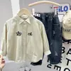Camisas para Niños 2026 Estilo Primavera para Niños Camisas de Color Sólido para Niños Mayores con Bordado de Letras y Cuellos Únicos Modernas Venta al por Mayor