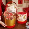 2026 Caja de Empaque de Lujo para Año Nuevo Cubo de Dulces Galletas Snacks Frutos Secos Cubo de Abrazo Maleta de Regalo
