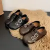 Zapatos tipo Birkenstock de tamaño pequeño y suela gruesa para mujer, nueva colección otoño 2026, versátiles y fáciles de combinar con vestidos, con un estilo británico retro y diseño de mocasín