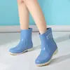 Botas de lluvia cortas duraderas y elegantes, zapatos de agua de media pantorrilla, botas de lluvia para uso en la cocina, zapatos de goma cálidos para adultos, zapatos de trabajo para mujer, antideslizantes e impermeables