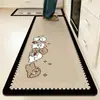 La alfombrilla de cocina es absorbente de agua, de secado rápido, resistente a la suciedad y fácil de limpiar. La alfombrilla de suelo de tierra de diatomeas es un juego rectangular largo de dos piezas de alfombrillas para pies