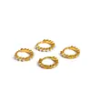 Los nuevos y elegantes pendientes de acero inoxidable con incrustaciones de diamantes de Liquan son sencillos y versátiles, con aros de oro de 18k, circonita y acero de titanio en colores ecológicos.