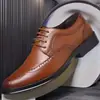 Zapatos de Piel para Hombre Estilo Brogue Británico Coreano Casual de Negocios Formales Tallas Grandes Zapatos de Hombre Estudio Fotográfico Foto Padrinos y Zapatos del Novio