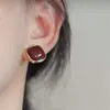 Lleno de Vibras Retro~ Aretes Rojos de Angora con Diseño Único, Estilo Hong Kong, No Requieren Perforación, Estilo Hepburn