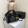 Comercio exterior transfronterizo bolsa pequeña portátil para mujer 2024 nuevo estilo retro europeo y americano bolso bandolera moda bolso cubo al por mayor